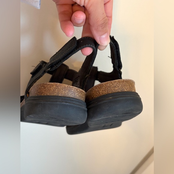 Clarks Black Sandals with shimmer size 8 GUC *Comfortable* adjustable straps - Picture 9 of 12